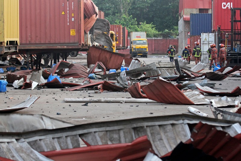 Petugas pemadam kebakaran berusaha memadamkan api yang berkobar di fasilitas penyimpanan peti kemas di Sitakunda, sekitar 40 km (25 mil) dari pelabuhan utama Chittagong, Bangladesh, Minggu (5/6/2022). Insiden ini menewaskan sedikitnya 16 orang dan melukai lebih dari 150 orang. (Photo by -/AFP via Getty Images)