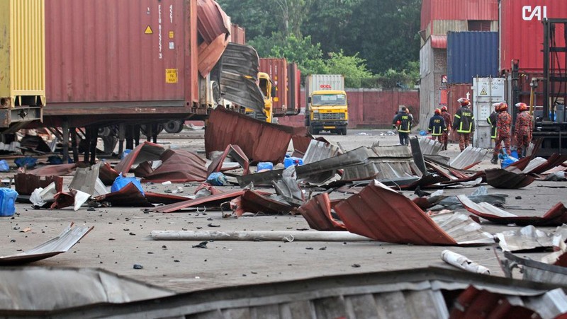 Petugas pemadam kebakaran berusaha memadamkan api yang berkobar di fasilitas penyimpanan peti kemas di Sitakunda, sekitar 40 km (25 mil) dari pelabuhan utama Chittagong, Bangladesh, Minggu (5/6/2022). Insiden ini menewaskan sedikitnya 16 orang dan melukai lebih dari 150 orang. (Photo by -/AFP via Getty Images)