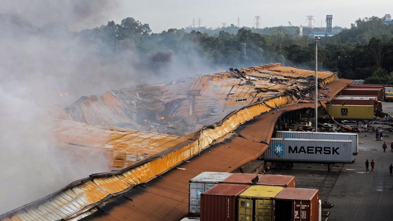 Petugas pemadam kebakaran berusaha memadamkan api yang berkobar di fasilitas penyimpanan peti kemas di Sitakunda, sekitar 40 km (25 mil) dari pelabuhan utama Chittagong, Bangladesh, Minggu (5/6/2022). Insiden ini menewaskan sedikitnya 16 orang dan melukai lebih dari 150 orang. (Photo by -/AFP via Getty Images)