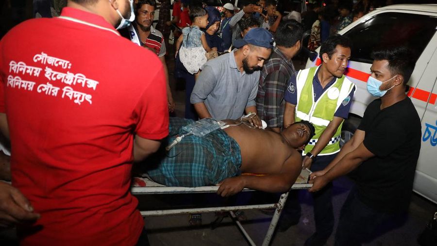 Petugas penyelamat dan warga sipil membawa korban yang terluka ke sebuah rumah sakit di Chittagong, setelah kebakaran terjadi di fasilitas penyimpanan peti kemas di Chittagong, Bangladesh, Sabtu (5/6/2022). Sedikitnya lima orang tewas dan sekitar 100 lainnya luka-luka setelah kebakaran hebat melanda sebuah depot peti kemas di kota tenggara Bangladesh, Sitakunda, kata para pejabat pada 5 Juni 2022. (Photo by -/AFP via Getty Images)