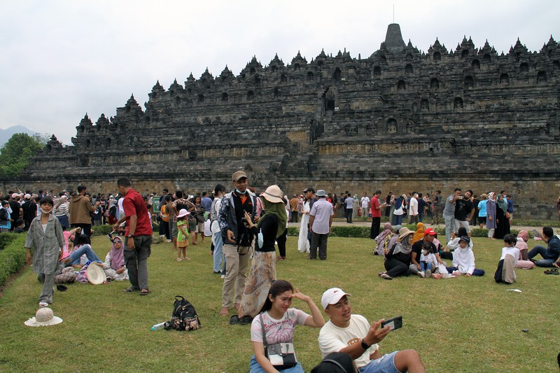 Biksu Buddha melakukan persembahyangan di Candi Borobudur saat Hari Raya Waisak di Magelang, Jawa Tengah, Minggu (29/6/2022). (Photo by AGUNG SUPRIYANTO / AFP)