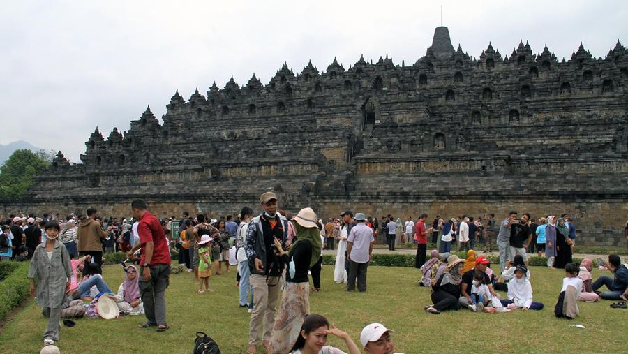 Warga mengunjungi Candi Borobudur saat libur Idul Fitri di Magelang, Provinsi Jawa Tengah, Indonesia, Sabtu (7/5/2022). (Photo by Kiki Cahyadi/Anadolu Agency via Getty Images)
