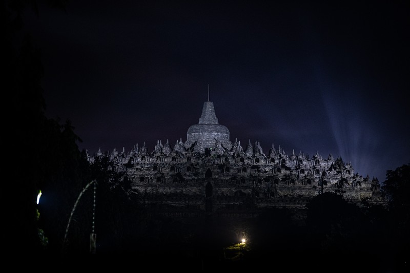 Hari Waisak di Candi Borobudur Biksu Buddha melakukan persembahyangan di Candi Borobudur saat Hari Raya Waisak di Magelang, Jawa Tengah, Minggu (29/6/2022). (Photo by AGUNG SUPRIYANTO / AFP)