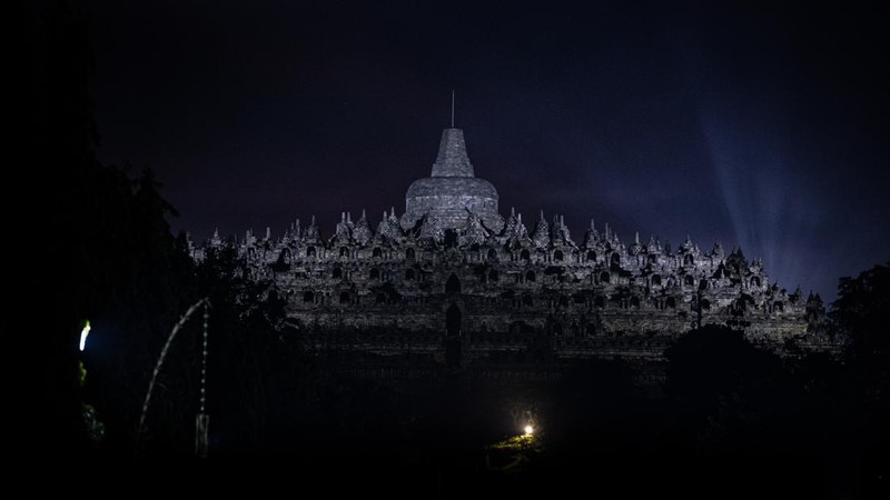 Biksu Buddha melakukan persembahyangan di Candi Borobudur saat Hari Raya Waisak di Magelang, Jawa Tengah, Minggu (29/6/2022). (Photo by AGUNG SUPRIYANTO / AFP)