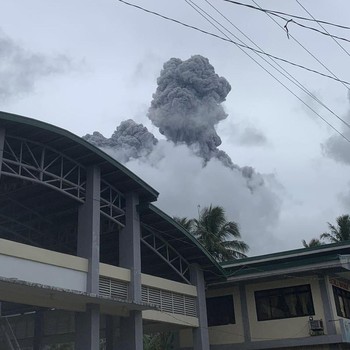 Gunung Bulusan Erupsi, Abu Selimuti Rumah & Jalan-jalan