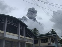 Gunung Bulusan Erupsi, Abu Selimuti Rumah & Jalan-jalan