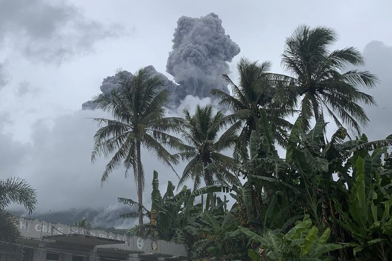 Abu dan uap dimuntahkan dari Gunung Bulusan, terlihat dari Casiguran, provinsi Sorsogon, Filipina pada Minggu 5 Juni 2022. (AP/Karlyn Dupan Hamor) Abu dan uap dimuntahkan dari Gunung Bulusan, terlihat dari Casiguran, provinsi Sorsogon, Filipina pada Minggu 5 Juni 2022. (AP/Karlyn Dupan Hamor)