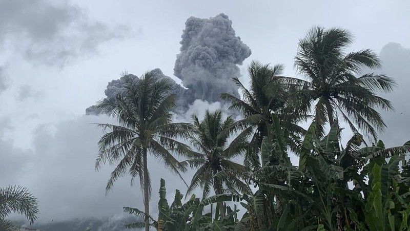Abu dan uap dimuntahkan dari Gunung Bulusan, terlihat dari Casiguran, provinsi Sorsogon, Filipina pada Minggu 5 Juni 2022. (AP/Karlyn Dupan Hamor)