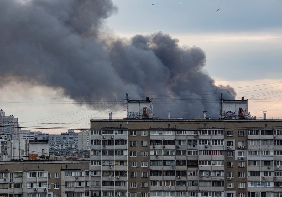 Asap mengepul setelah serangan rudal, saat serangan Rusia ke Ukraina berlanjut, di Kyiv, Ukraina 5 Juni 2022. (REUTERS/STRINGER)