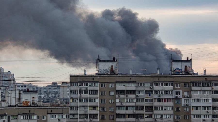 Asap mengepul setelah serangan rudal, saat serangan Rusia ke Ukraina berlanjut, di Kyiv, Ukraina 5 Juni 2022. (REUTERS/STRINGER)