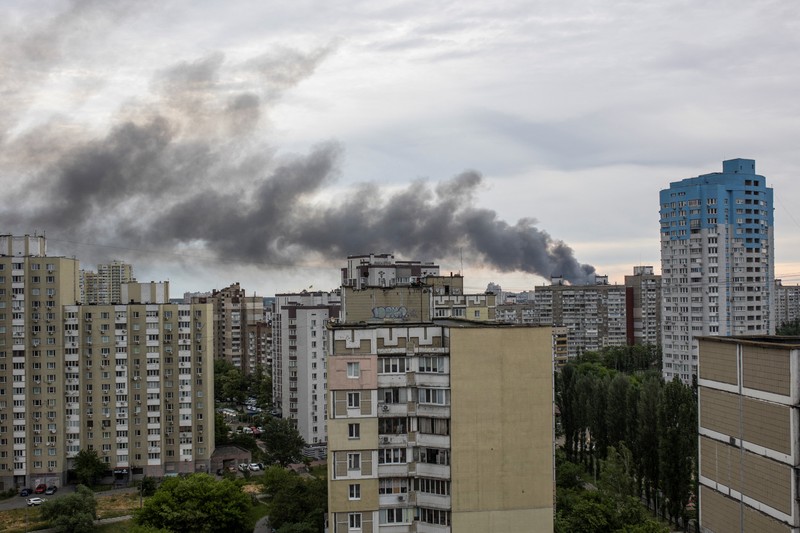 Seorang pria melihat asap setelah ledakan terdengar saat serangan Rusia di Ukraina berlanjut, di Kyiv, Ukraina 5 Juni 2022. (REUTERS/EDGAR SU) Seorang pria melihat asap setelah ledakan terdengar saat serangan Rusia di Ukraina berlanjut, di Kyiv, Ukraina 5 Juni 2022. (REUTERS/EDGAR SU)