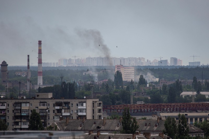 Seorang pria melihat asap setelah ledakan terdengar saat serangan Rusia di Ukraina berlanjut, di Kyiv, Ukraina 5 Juni 2022. (REUTERS/EDGAR SU) Seorang pria melihat asap setelah ledakan terdengar saat serangan Rusia di Ukraina berlanjut, di Kyiv, Ukraina 5 Juni 2022. (REUTERS/EDGAR SU)