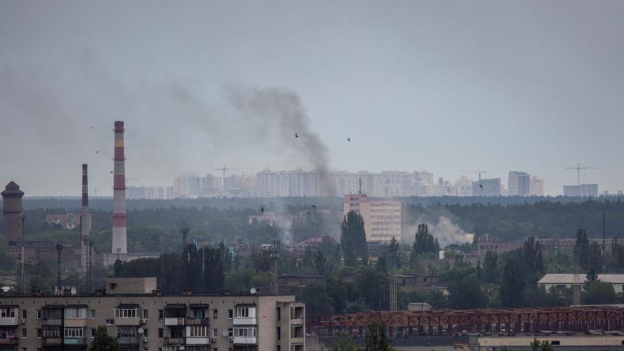 Asap mengepul setelah serangan rudal, saat serangan Rusia ke Ukraina berlanjut, di Kyiv, Ukraina 5 Juni 2022. (REUTERS/STRINGER)