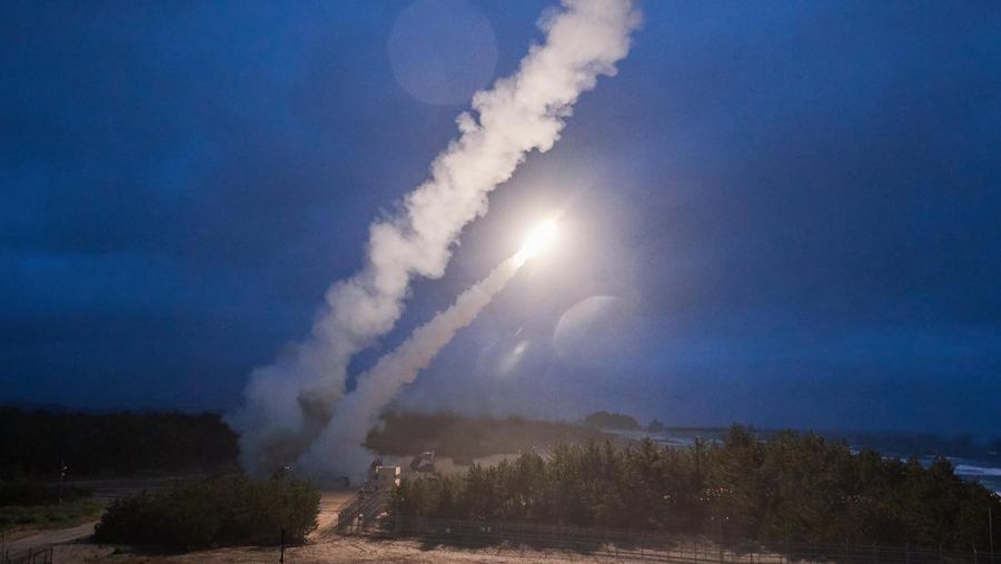 Dalam foto yang dirilis oleh Kementerian Pertahanan Korea Selatan melalui Yonhap ini, sebuah rudal ditembakkan selama pelatihan bersama antara AS dan Korea Selatan di lokasi yang dirahasiakan di Korea Selatan, Senin, 6 Juni 2022. (South Korea Defense Ministry/Yonhap via AP)