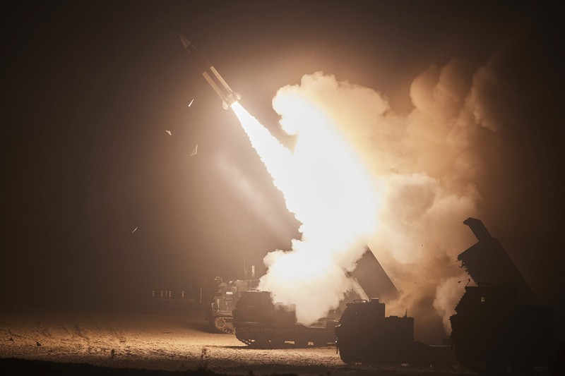Kapal Induk USS Ronald Reagan dan kapal pendarat amfibi Marado Korea Selatan mengambil bagian dalam latihan angkatan laut bersama. (South Korean Defense Ministry vi/Handout) Kapal Induk USS Ronald Reagan dan kapal pendarat amfibi Marado Korea Selatan mengambil bagian dalam latihan angkatan laut bersama. (South Korean Defense Ministry vi/Handout)