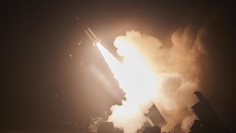 Kapal Induk USS Ronald Reagan dan kapal pendarat amfibi Marado Korea Selatan mengambil bagian dalam latihan angkatan laut bersama. (South Korean Defense Ministry vi/Handout)