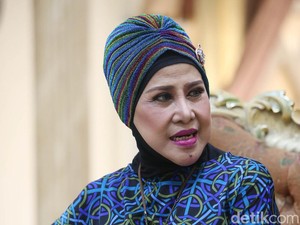 Tangis Elvy Sukaesih Pecah Kenang Masa-masa Indah Bareng Mendiang Suami