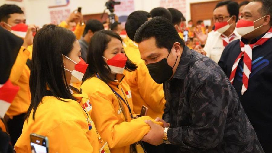 Erick Thohir saat melepas 285 PMI ke Korea Selatan (Korsel) bersama Kepala BP2MI Benny Rhamdani di Jakarta, Senin (6/6/2022). (Dok: BUMN)