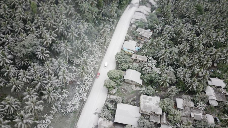Abu dan uap dimuntahkan dari Gunung Bulusan, terlihat dari Casiguran, provinsi Sorsogon, Filipina pada Minggu 5 Juni 2022. (AP/Karlyn Dupan Hamor)