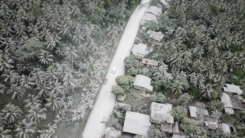 Abu dan uap dimuntahkan dari Gunung Bulusan, terlihat dari Casiguran, provinsi Sorsogon, Filipina pada Minggu 5 Juni 2022. (AP/Karlyn Dupan Hamor)