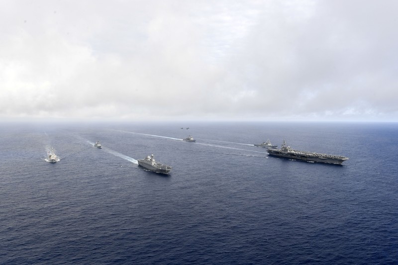 Kapal Induk USS Ronald Reagan dan kapal pendarat amfibi Marado Korea Selatan mengambil bagian dalam latihan angkatan laut bersama. (South Korean Defense Ministry vi/Handout) Kapal Induk USS Ronald Reagan dan kapal pendarat amfibi Marado Korea Selatan mengambil bagian dalam latihan angkatan laut bersama. (South Korean Defense Ministry vi/Handout)
