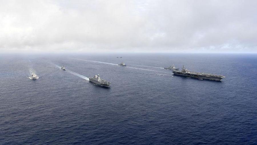 Kapal Induk USS Ronald Reagan dan kapal pendarat amfibi Marado Korea Selatan mengambil bagian dalam latihan angkatan laut bersama. (South Korean Defense Ministry vi/Handout)