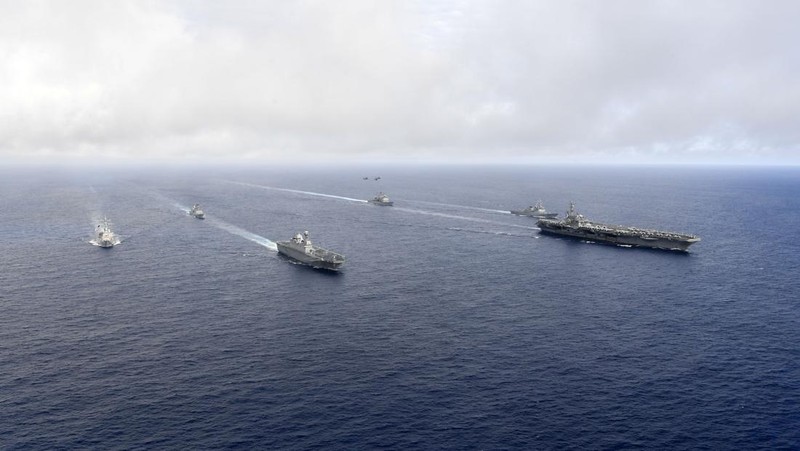 Kapal Induk USS Ronald Reagan dan kapal pendarat amfibi Marado Korea Selatan mengambil bagian dalam latihan angkatan laut bersama. (South Korean Defense Ministry vi/Handout)
