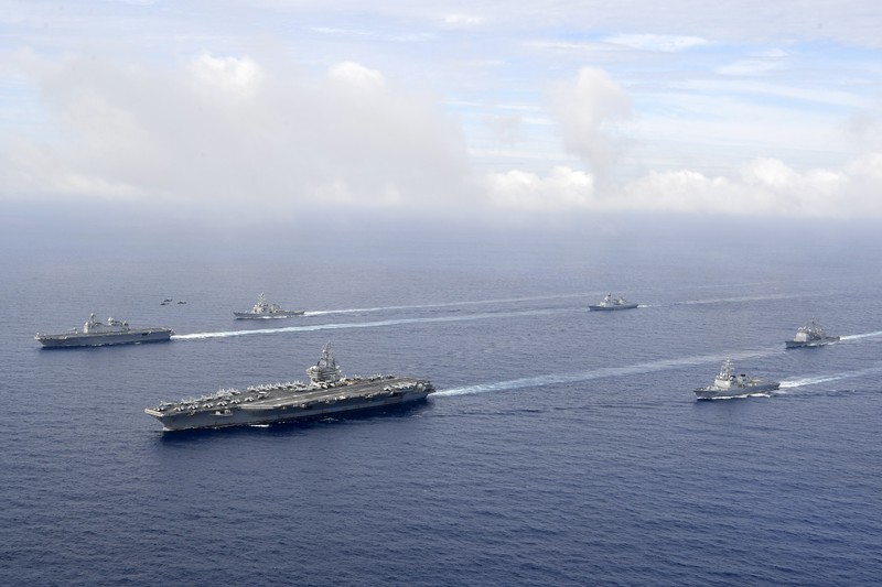 Kapal Induk USS Ronald Reagan dan kapal pendarat amfibi Marado Korea Selatan mengambil bagian dalam latihan angkatan laut bersama. (South Korean Defense Ministry vi/Handout)