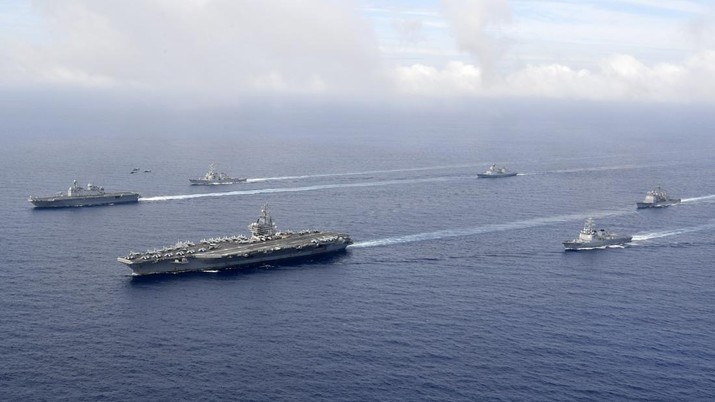 Kapal Induk USS Ronald Reagan dan kapal pendarat amfibi Marado Korea Selatan mengambil bagian dalam latihan angkatan laut bersama. (South Korean Defense Ministry vi/Handout)
