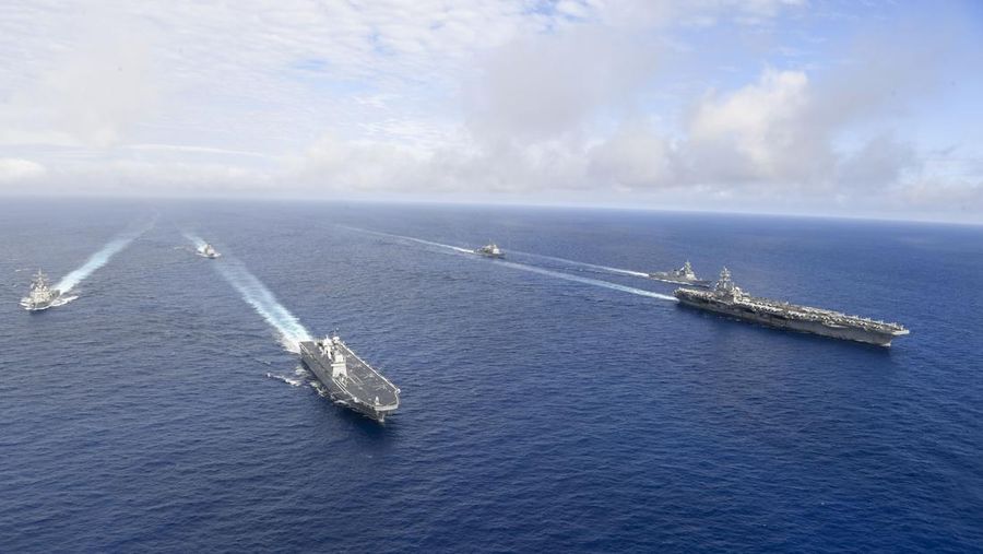 Kapal Induk USS Ronald Reagan dan kapal pendarat amfibi Marado Korea Selatan mengambil bagian dalam latihan angkatan laut bersama. (South Korean Defense Ministry vi/Handout)