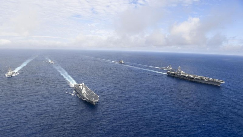 Kapal Induk USS Ronald Reagan dan kapal pendarat amfibi Marado Korea Selatan mengambil bagian dalam latihan angkatan laut bersama. (South Korean Defense Ministry vi/Handout)