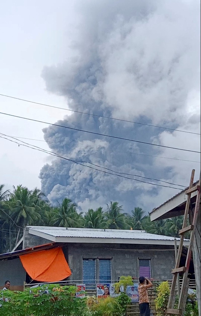 Abu dan uap dimuntahkan dari Gunung Bulusan, terlihat dari Casiguran, provinsi Sorsogon, Filipina pada Minggu 5 Juni 2022. (AP/Karlyn Dupan Hamor)