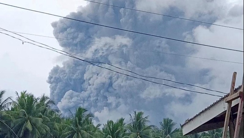 Abu dan uap dimuntahkan dari Gunung Bulusan, terlihat dari Casiguran, provinsi Sorsogon, Filipina pada Minggu 5 Juni 2022. (AP/Karlyn Dupan Hamor)