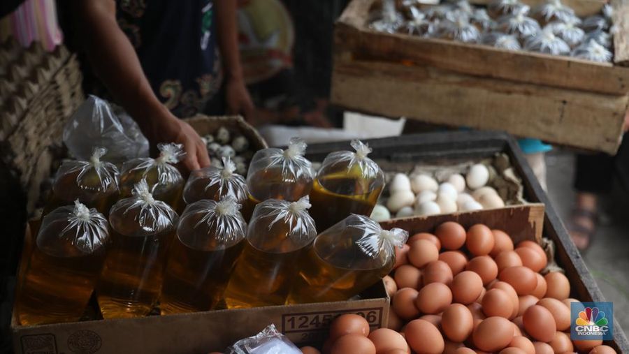 Penjual minyak goreng di Kawasan Cirendeu, Jakarta Selatan, Senin (6/6/2022). (CNBC Indonesia/Muhamad Sabki)