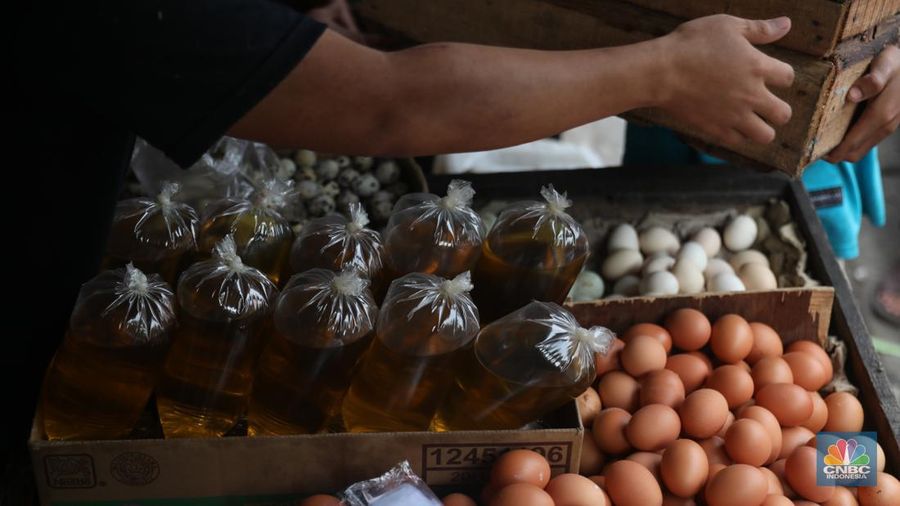 Penjual minyak goreng di Kawasan Cirendeu, Jakarta Selatan, Senin (6/6/2022). (CNBC Indonesia/Muhamad Sabki)