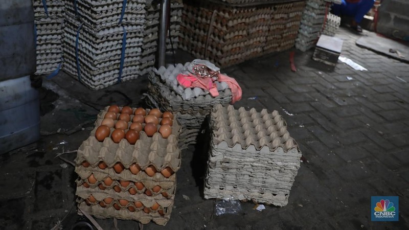 Penjual telur ayam melayani pembeli di toko di Kawasan, Cirendeu, Jakarta Selatan, Senin (6/6/2022). (CNBC Indonesia/Muhamad Sabki)