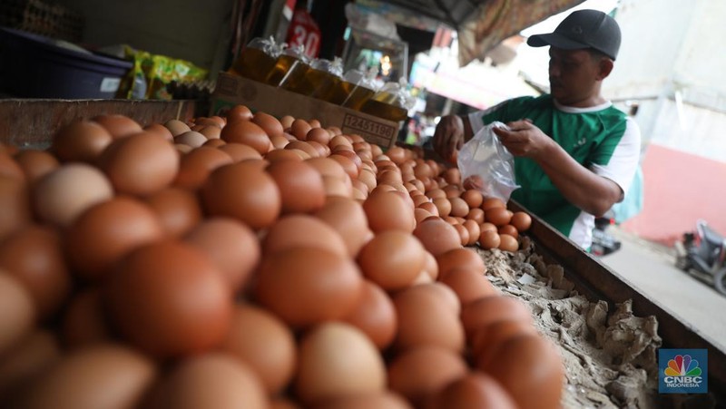 Penjual telur ayam melayani pembeli di toko di Kawasan, Cirendeu, Jakarta Selatan, Senin (6/6/2022). (CNBC Indonesia/Muhamad Sabki)
