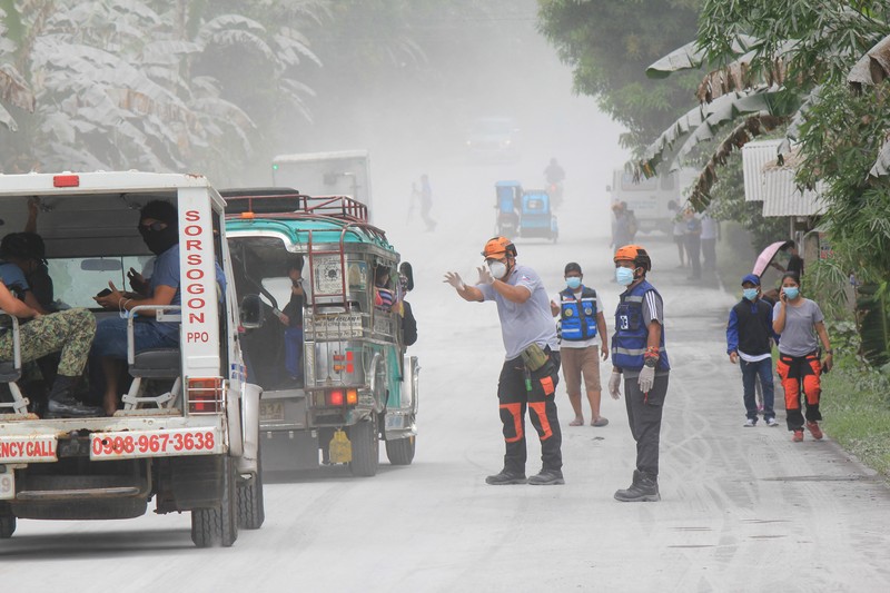 Abu dan uap dimuntahkan dari Gunung Bulusan, terlihat dari Casiguran, provinsi Sorsogon, Filipina pada Minggu 5 Juni 2022. (AP/Karlyn Dupan Hamor) Abu dan uap dimuntahkan dari Gunung Bulusan, terlihat dari Casiguran, provinsi Sorsogon, Filipina pada Minggu 5 Juni 2022. (AP/Karlyn Dupan Hamor)