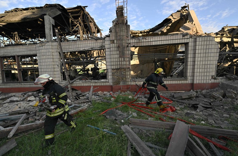 Seorang pria melihat asap setelah ledakan terdengar saat serangan Rusia di Ukraina berlanjut, di Kyiv, Ukraina 5 Juni 2022. (REUTERS/EDGAR SU) Seorang pria melihat asap setelah ledakan terdengar saat serangan Rusia di Ukraina berlanjut, di Kyiv, Ukraina 5 Juni 2022. (REUTERS/EDGAR SU)