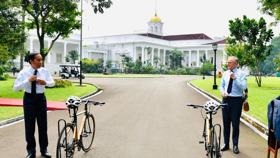 Presiden Joko Widodo bersama Perdana Menteri Anthony Albanese bersepeda bersama dari Istana Kepresidenan Bogor ke Kebun Raya Bogor, Senin, 6 Juni 2022. (Dok: Biro Pers Sekretariat Presiden)