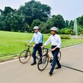 Gaya Baru Diplomasi Jokowi: Keliling Kebun Raya Naik Sepeda