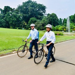 Gaya Baru Diplomasi Jokowi: Keliling Kebun Raya Naik Sepeda