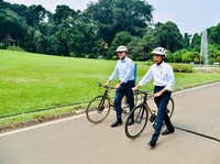 Gaya Baru Diplomasi Jokowi: Keliling Kebun Raya Naik Sepeda