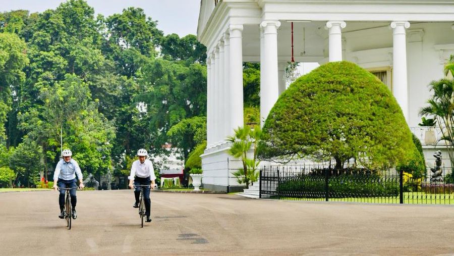 Presiden Joko Widodo bersama Perdana Menteri Anthony Albanese bersepeda bersama dari Istana Kepresidenan Bogor ke Kebun Raya Bogor, Senin, 6 Juni 2022. (Dok: Biro Pers Sekretariat Presiden)