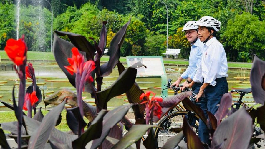 Presiden Joko Widodo bersama Perdana Menteri Anthony Albanese bersepeda bersama dari Istana Kepresidenan Bogor ke Kebun Raya Bogor, Senin, 6 Juni 2022. (Dok: Biro Pers Sekretariat Presiden)