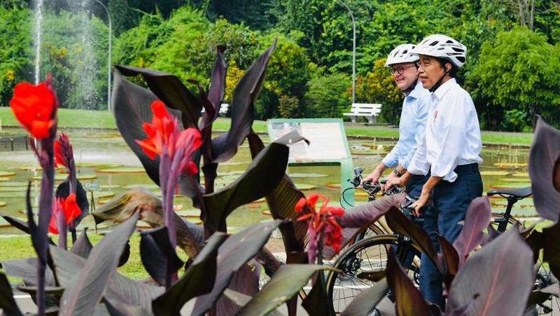 Presiden Joko Widodo bersama Perdana Menteri Anthony Albanese bersepeda bersama dari Istana Kepresidenan Bogor ke Kebun Raya Bogor, Senin, 6 Juni 2022. (Dok: Biro Pers Sekretariat Presiden)