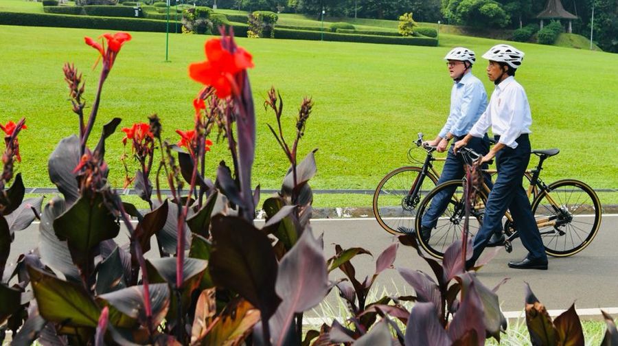 Presiden Joko Widodo bersama Perdana Menteri Anthony Albanese bersepeda bersama dari Istana Kepresidenan Bogor ke Kebun Raya Bogor, Senin, 6 Juni 2022. (Dok: Biro Pers Sekretariat Presiden)