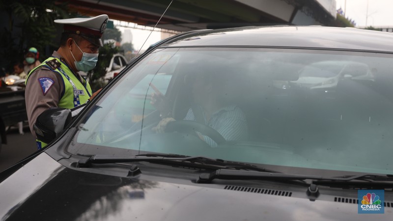 Sejumlah polisi lalulintas memberhentikan pengendara mobil yang melanggar peraturan lalu lintas saat pemberlakuan aturan ganjil genap di kawasan Kramat Raya, Jakarta, Senin (6/6/2022). (CNBC Indonesia/Andrean Kristianto) Sejumlah polisi lalulintas memberhentikan pengendara mobil yang melanggar peraturan lalu lintas saat pemberlakuan aturan ganjil genap di kawasan Kramat Raya, Jakarta, Senin (6/6/2022). (CNBC Indonesia/Andrean Kristianto)