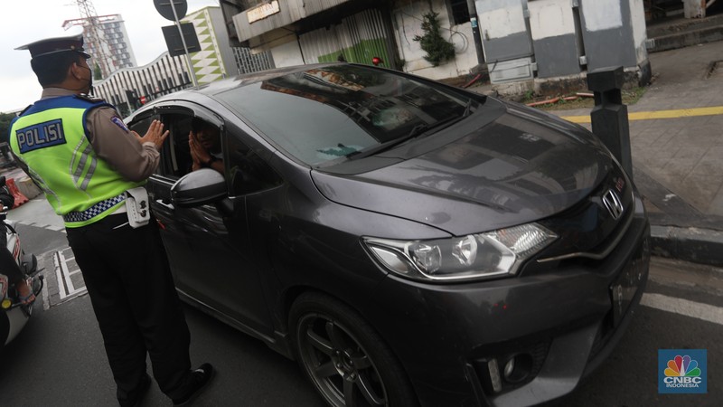 Sejumlah polisi lalulintas memberhentikan pengendara mobil yang melanggar peraturan lalu lintas saat pemberlakuan aturan ganjil genap di kawasan Kramat Raya, Jakarta, Senin (6/6/2022). (CNBC Indonesia/Andrean Kristianto) Sejumlah polisi lalulintas memberhentikan pengendara mobil yang melanggar peraturan lalu lintas saat pemberlakuan aturan ganjil genap di kawasan Kramat Raya, Jakarta, Senin (6/6/2022). (CNBC Indonesia/Andrean Kristianto)