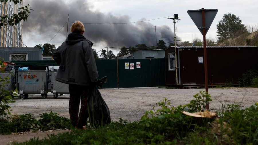 Seorang pria melihat asap setelah ledakan terdengar saat serangan Rusia di Ukraina berlanjut, di Kyiv, Ukraina 5 Juni 2022. (REUTERS/EDGAR SU)